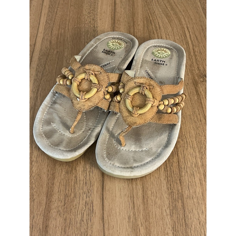 Earth Shoes Logan Leather Sandals Women's Tan‎ Casual Beaded Thongs Sz 8